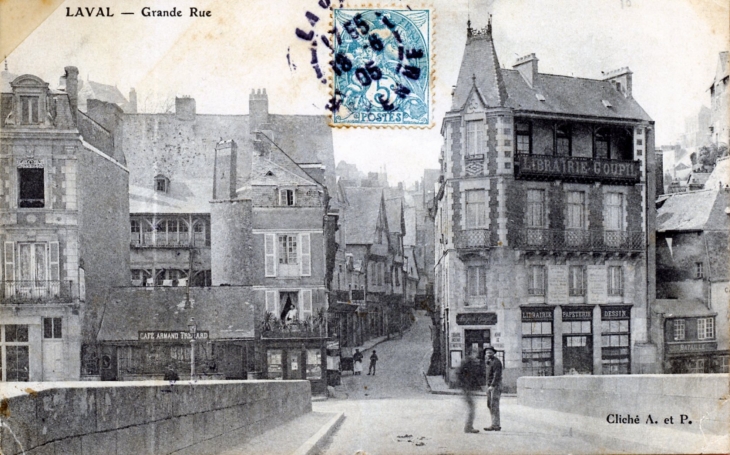 Grande Rue, vers 1905 (carte postale ancienne)/ - Laval