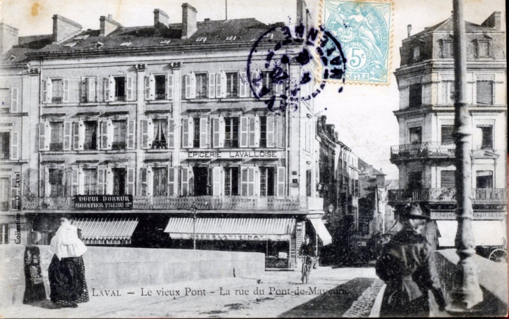 Le Vieux pont- La Rue du Pont de Mayenne, vers 1905 (carte postale ancienne). - Laval