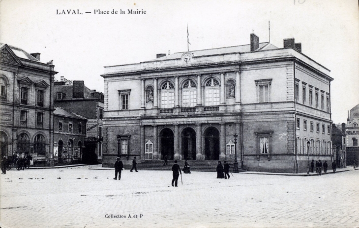 Place de la Mairie, vers 1905 (carte postale ancienne). - Laval