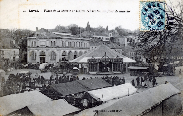Place de la Mairie et Halles centrales, un jour de marché, vers 1905 (carte postale ancienne). - Laval