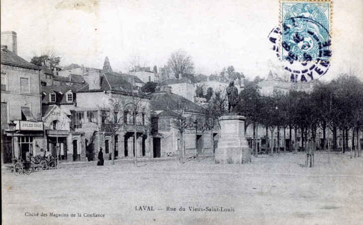 Rue du Vieux Saint Louis, vers 1905 (carte postale ancienne). - Laval