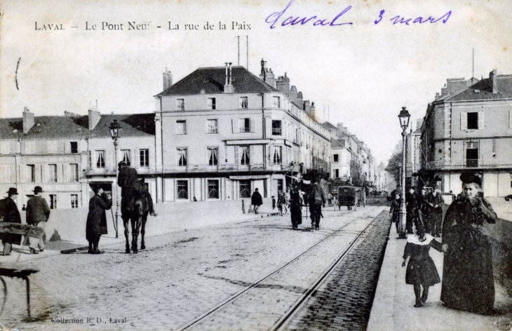 Le Pont Neuf - La Rue de la Paix, vers 1905 (carte postale ancienne). - Laval