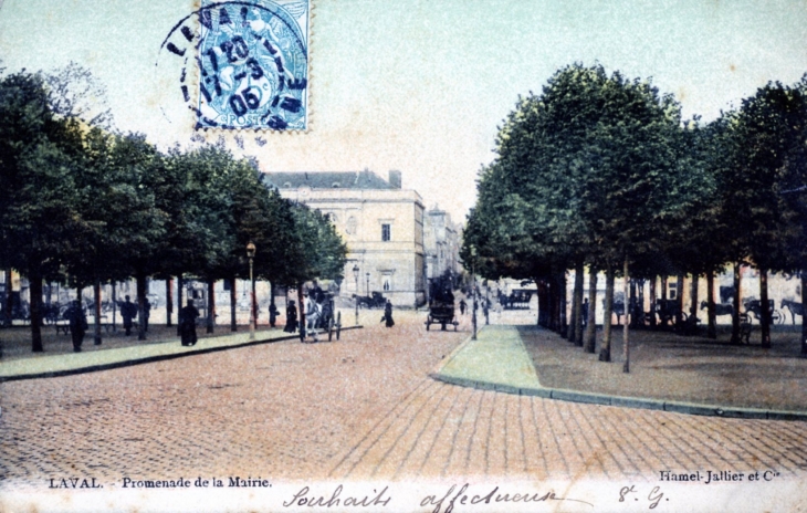 Promenade de la Mairie, vers 1905 (carte postale ancienne). - Laval