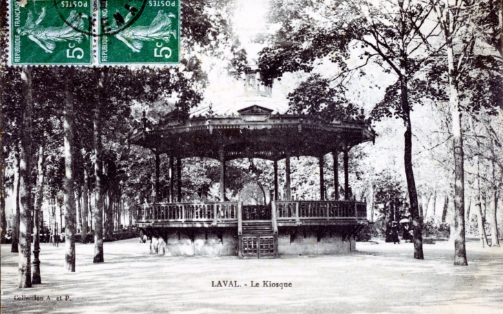 Le Kiosque, vers 1902 (carte postale ancienne). - Laval