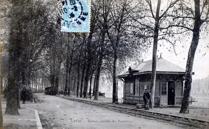 Station centrale des Tramways, vers 1905 (carte postale ancienne). - Laval