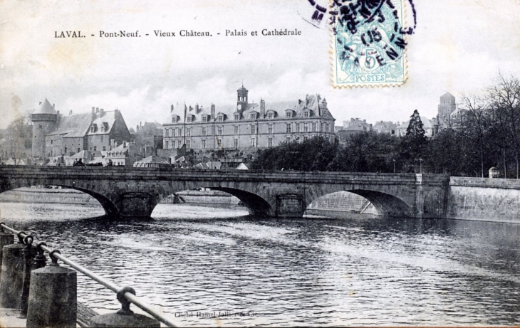 Pont-Neuf - Vieux Château- Palais et Cathédrale, vers 1905 (carte postale ancienne). - Laval