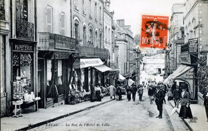 Rue de l'Hotel de Ville, vers 1912 (carte postale ancienne). - Laval