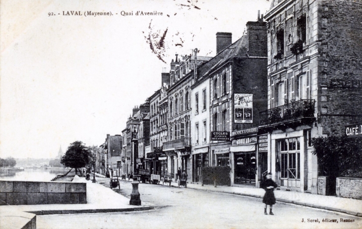 Quai d'Avenière, vers 1914 (carte postale ancienne). - Laval
