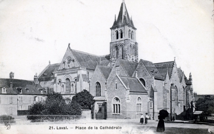 Place de la Cathédrale, vers 1912 (carte postale ancienne). - Laval