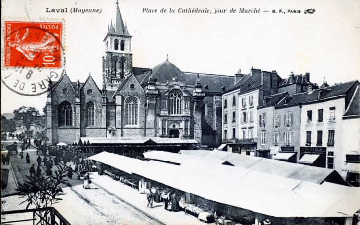Place de la Cathédrale, jour de Marché, vers 1914 (carte postale ancienne). - Laval