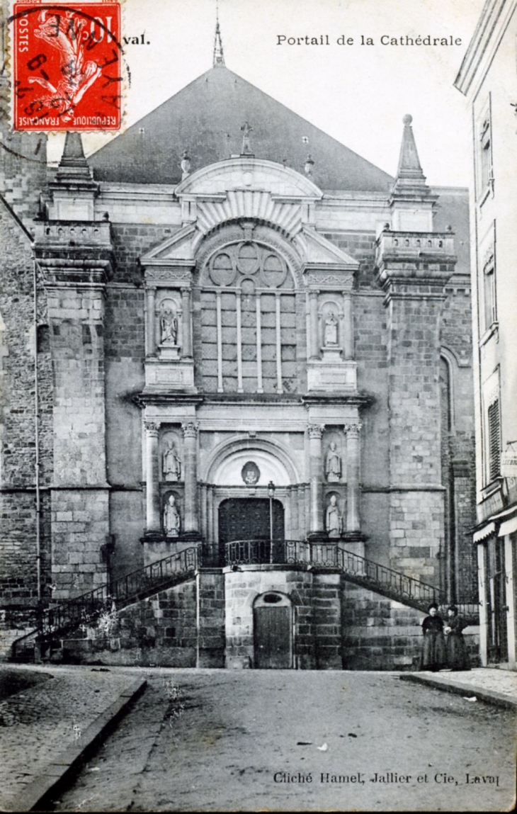 Portail de la Cathédrale, vers 1908 (carte postale ancienne). - Laval