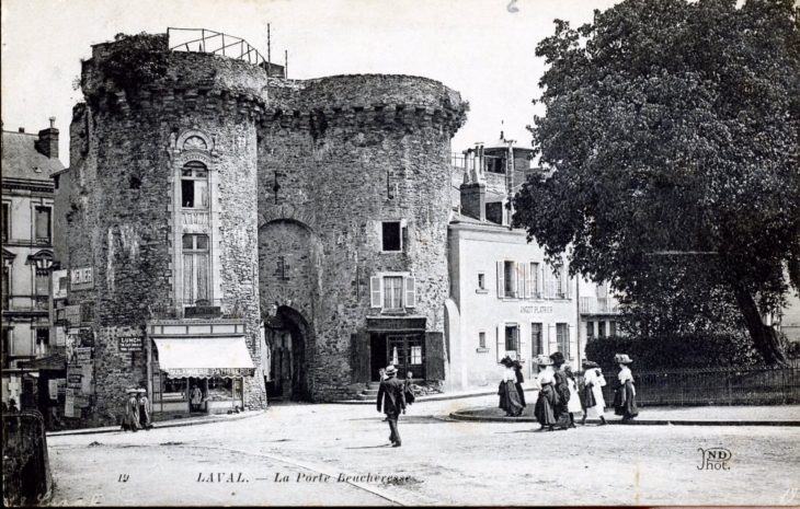 La Porte Beucheresse, vers 1910 (carte postale ancienne). - Laval