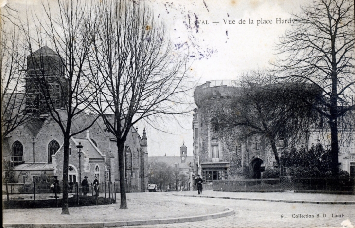 Vue de la Place Hardy, vers 1904 (carte postale ancienne). - Laval