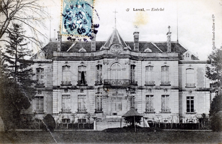 Evéché, vers 1905 (carte postale ancienne). - Laval