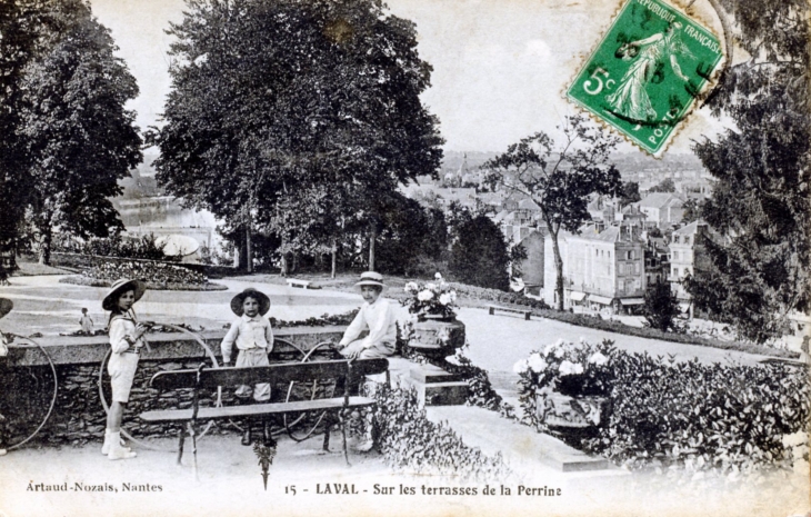 Sur les terrasses de la Perrine, vers 1905 (carte postale ancienne). - Laval