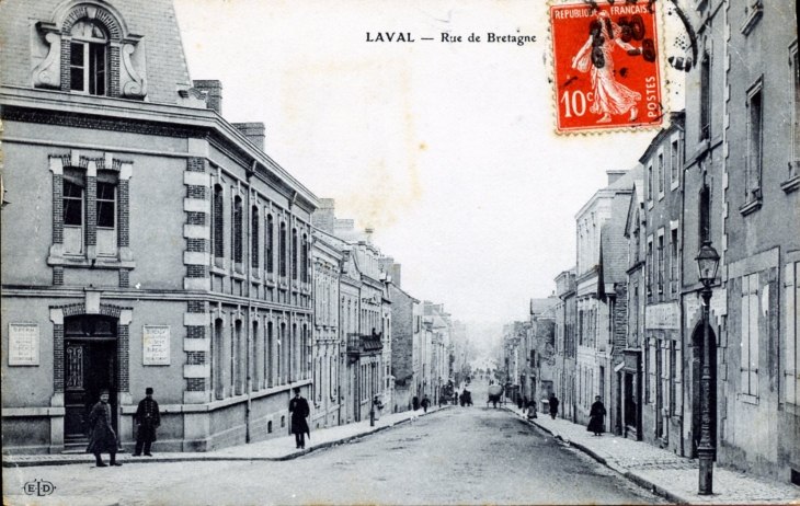 Rue de Bretagne, vers 1912 (carte postale ancienne). - Laval