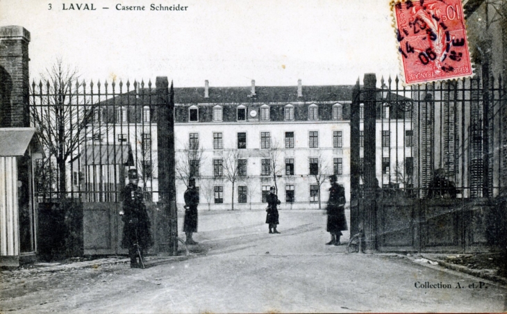 Caserne Schneider, vers 1906 (carte postale ancienne). - Laval