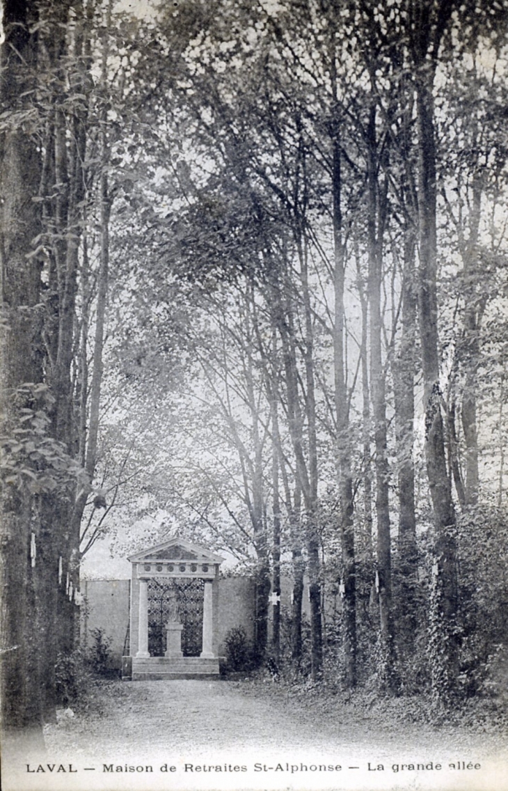 Maison de retraites saint Alphonse - La grande Allée, vers 1905 (carte postale ancienne). - Laval