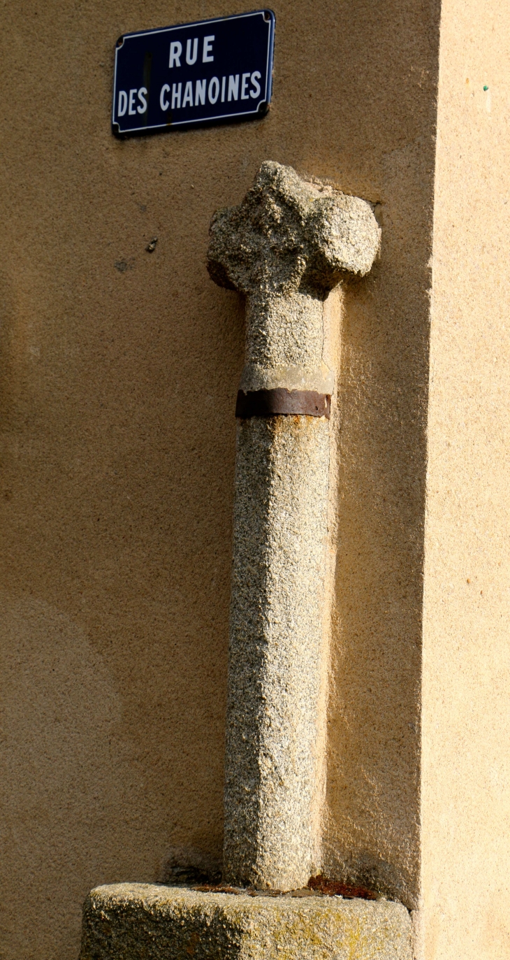 Croix de pierre rue des Chanoines - Laval