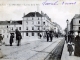Photo suivante de Laval Le Pont Neuf - La Rue de la Paix, vers 1905 (carte postale ancienne).