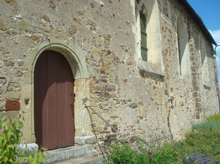 Petite porte de l'église - Loigné-sur-Mayenne