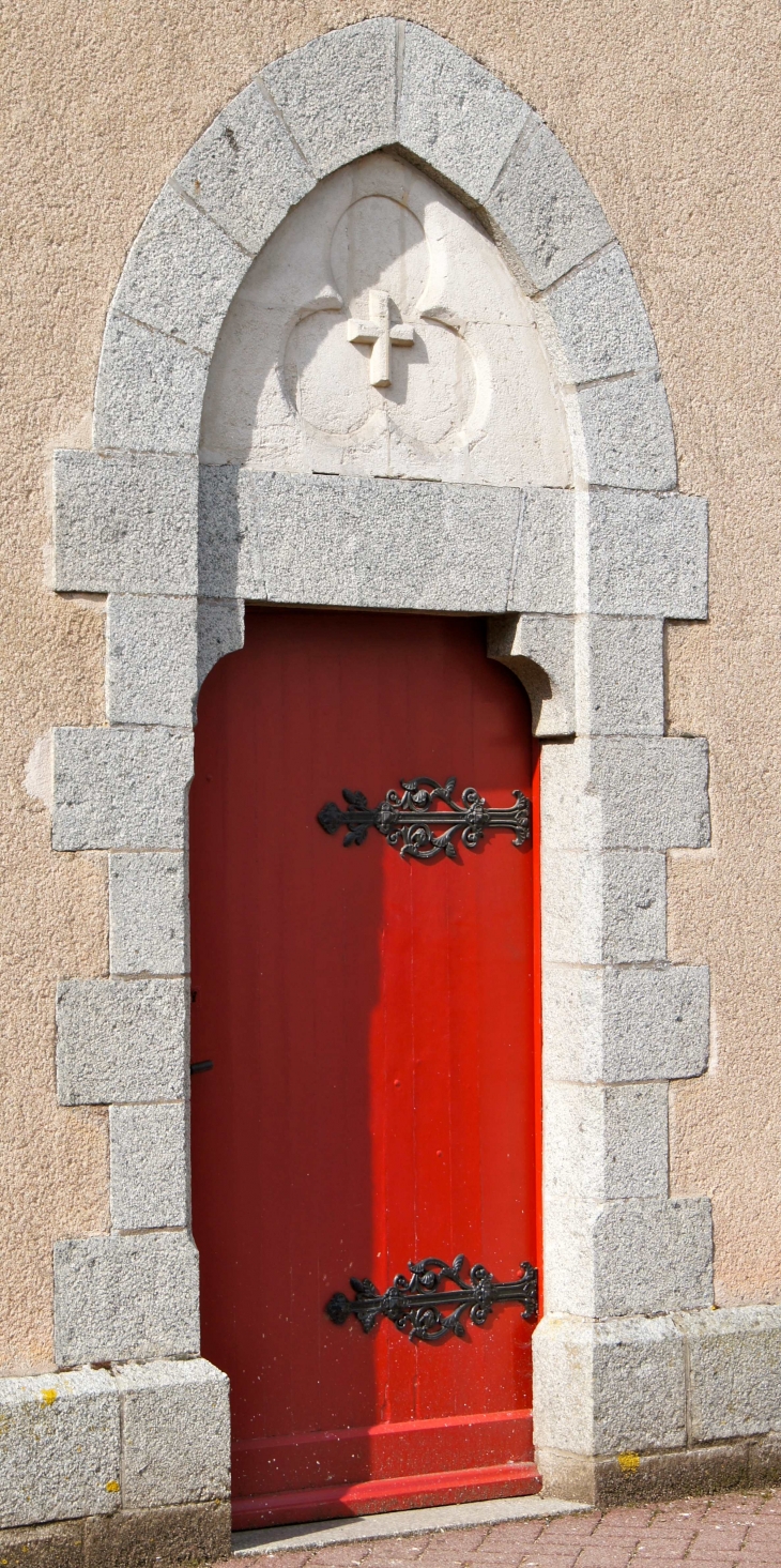 Eglise Saint Martin, petite porte de la façade latérale sud. - Louverné