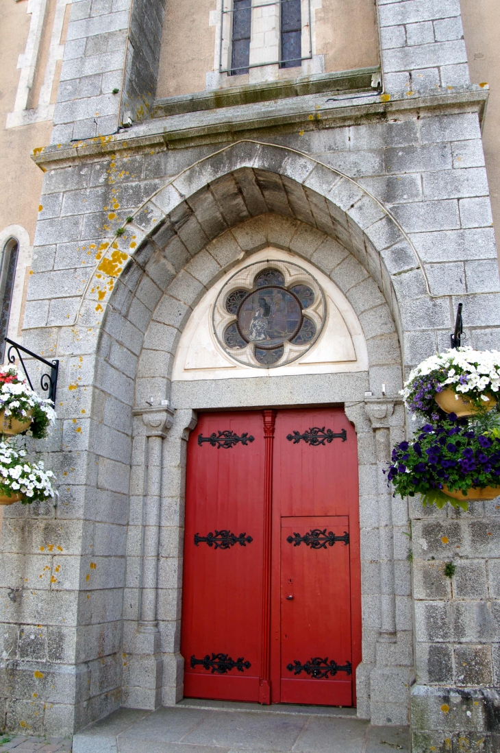 Portail de l'église Saint Martin. - Louverné