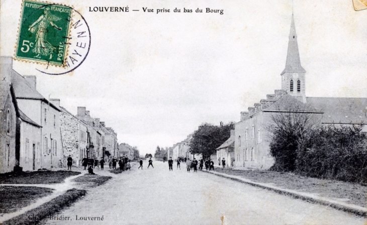 Vue prise du bas du bourg, vers 1911 (carte postale ancienne). - Louverné