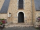 Le portail de la façade latérale sud de l'église Saint Pierre.