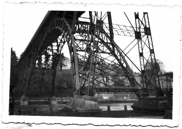 Pilier du Viaduc Eiffel (photo prise en 1939) - Mayenne
