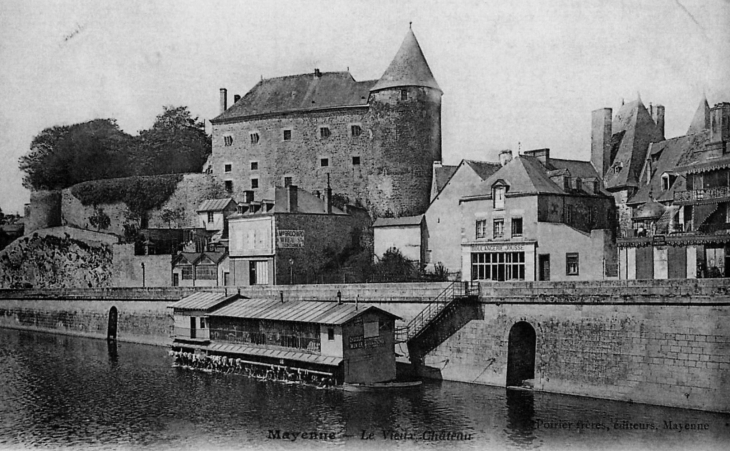 Vue sur le Vieux Château, vers 1910 (carte postale ancienne). - Mayenne