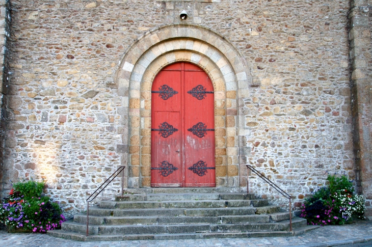 Le portail de l'église Saint-Martin. - Mayenne
