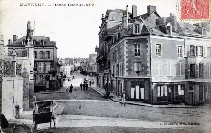 Basse grande rue, vers 1906 (carte postale anciene). - Mayenne