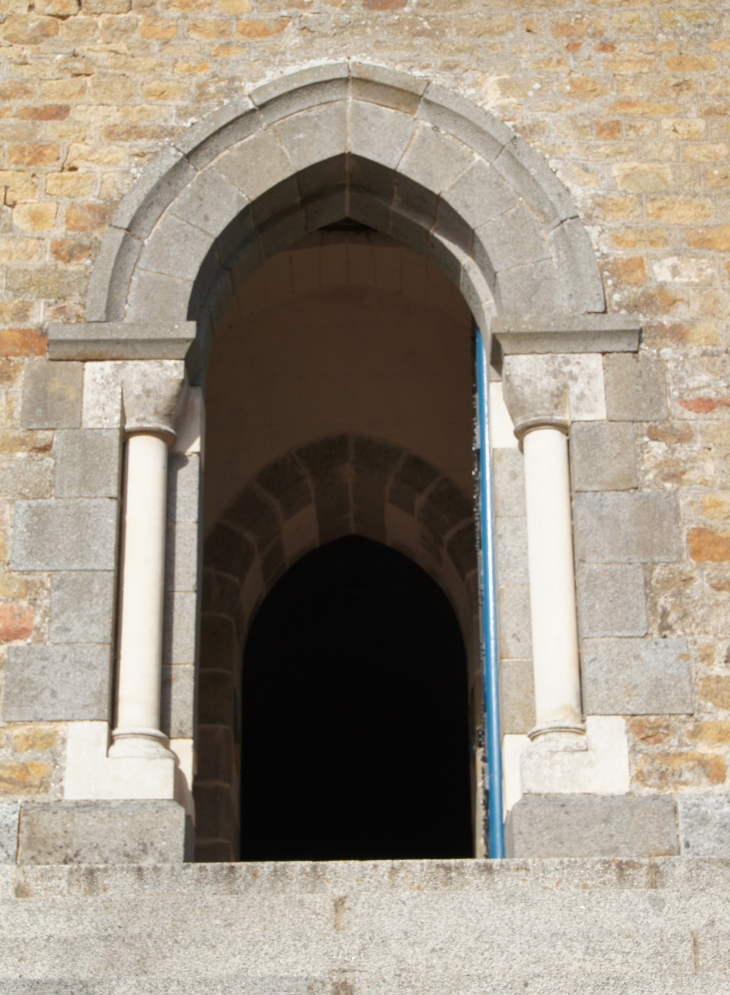 Le portail de l'église Saint Martin. - Montflours