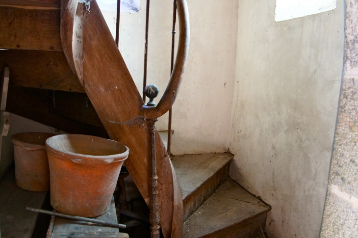 Eglise Saint Martin : escalier qui monte au clocher. - Montflours