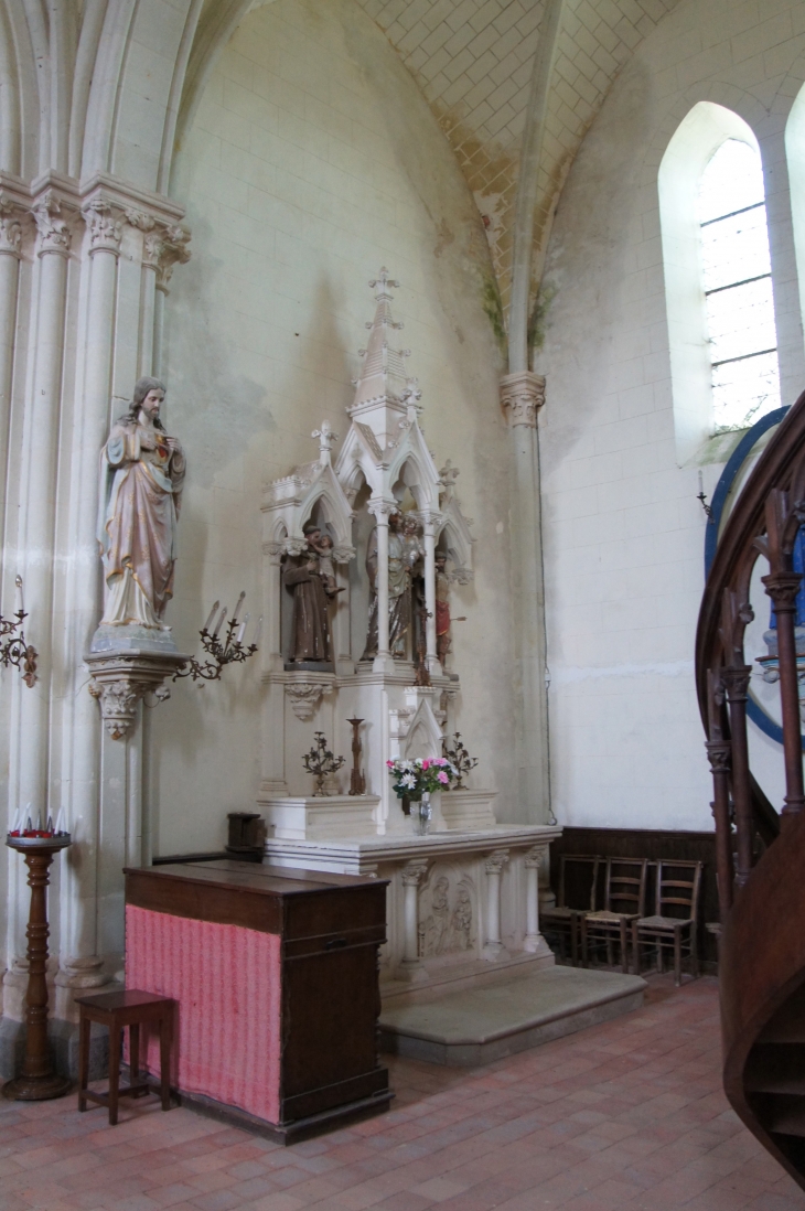 Chapelle du transept droit. Eglise Saint Martin. - Montflours