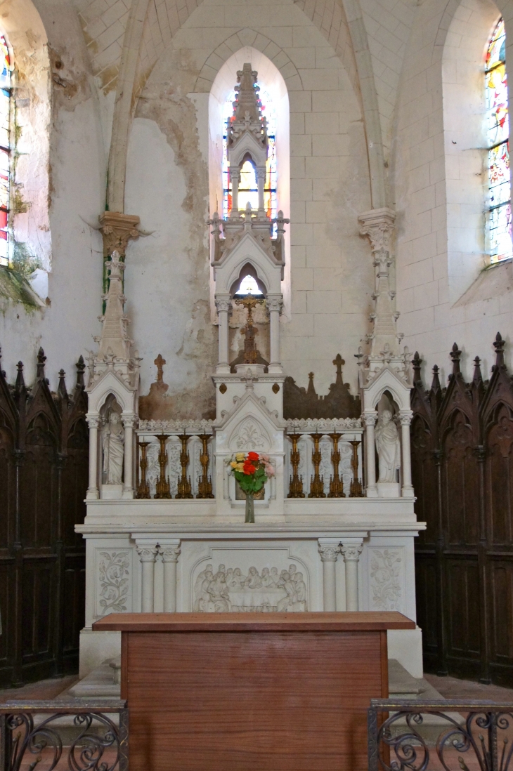 L'autel de l'église Saint Martin. - Montflours
