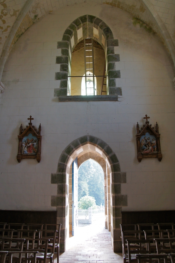 Le portail et le balcon de l'église Saint Martin. - Montflours
