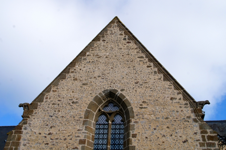 Transept droit avec ses gargouilles en forme de chien. Eglise Saint Pierre. - Oisseau