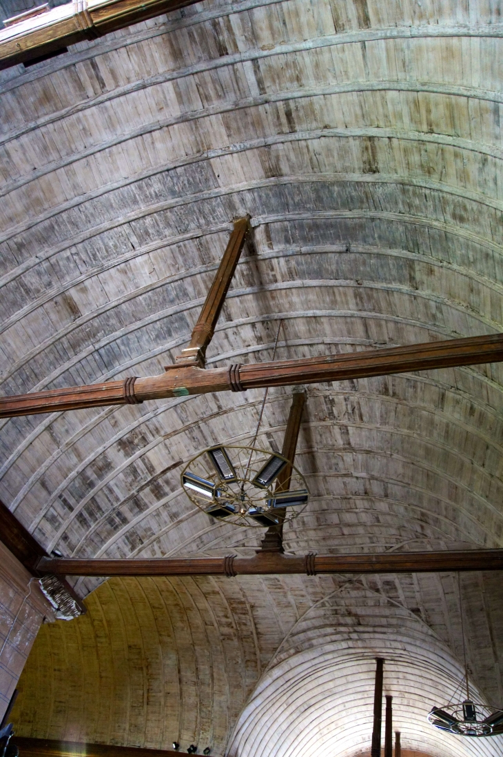 Plafond du transept nord, en coque de bâteau renversée. Eglise Saint Pierre. - Oisseau
