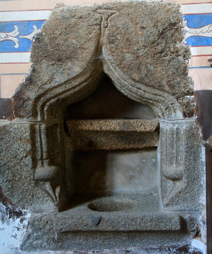 Benitier-sculpte-en-granit-de-l-eglise-saint-pierre (transept nord). - Oisseau