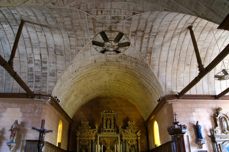 Eglise Saint Pierre. La croisée du transept. - Oisseau