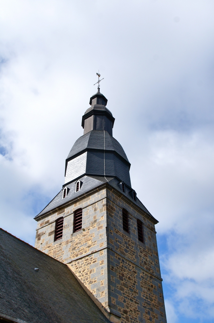 Le clocher de l'église Saint Pierre. - Oisseau