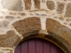 Linteau gravé. Petite porte , façade Sud de l'église Saint Pierre.
