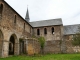 Du cloître : la vue sur l'église abbatiale. Abbay de Clermont.