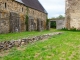 Du cloître, les contreforts du cellier des convers. Abbaye de Clermont.