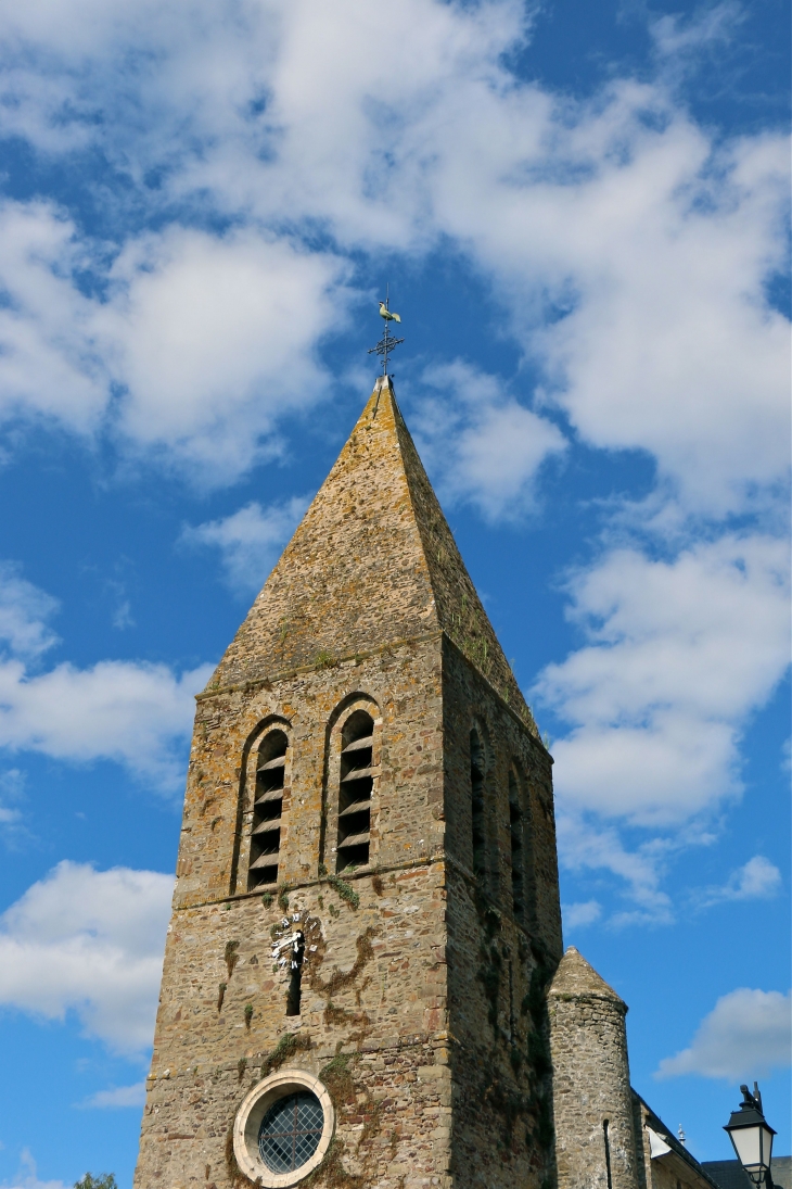 Clocher en pierres de l'église Saint Pierre - Parné-sur-Roc
