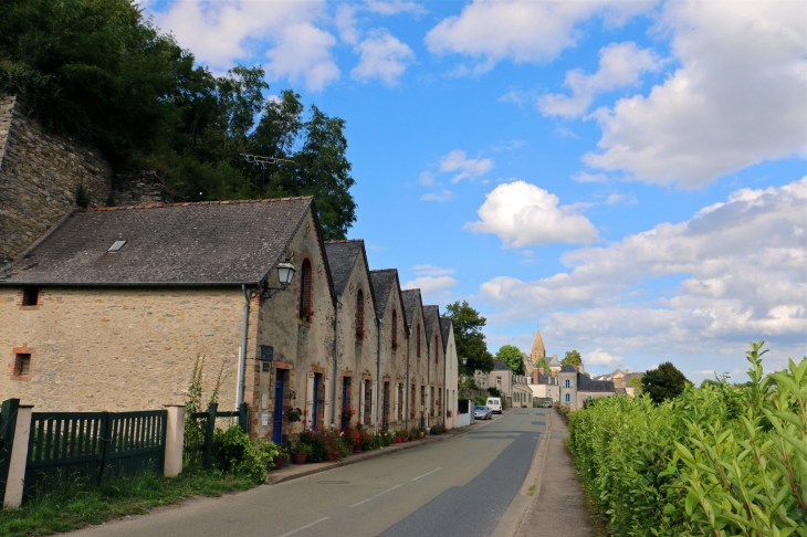 Les maisons ouvrières et l'entrée du village - Parné-sur-Roc