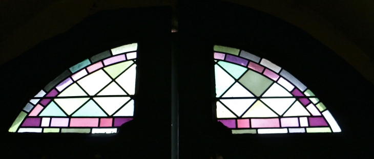 Le vitrail du portail de l'église Saint Pierre - Parné-sur-Roc