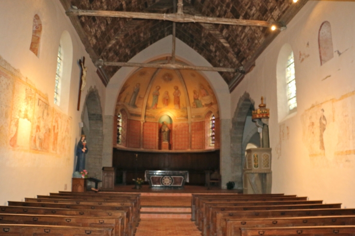 Eglise Saint Pierre : la nef vers le choeur - Parné-sur-Roc